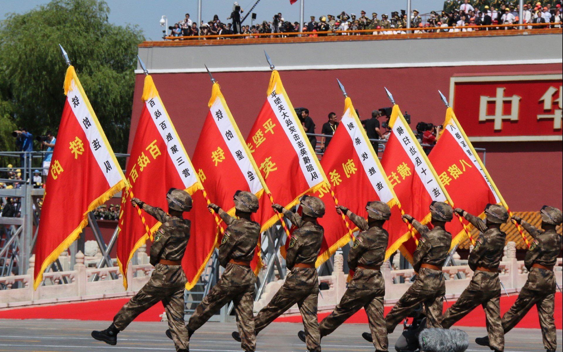 德甲足球文化持续繁荣，氛围浓厚增强归属感，德甲踢球风格