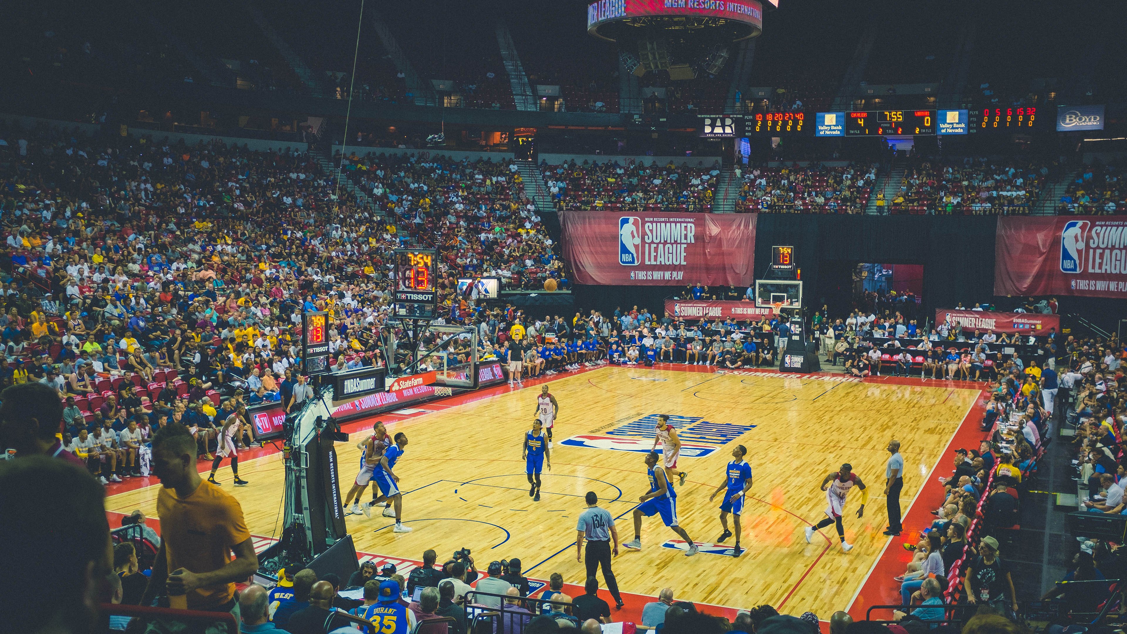 克洛普带领利物浦追求英超冠军，战术不断调整